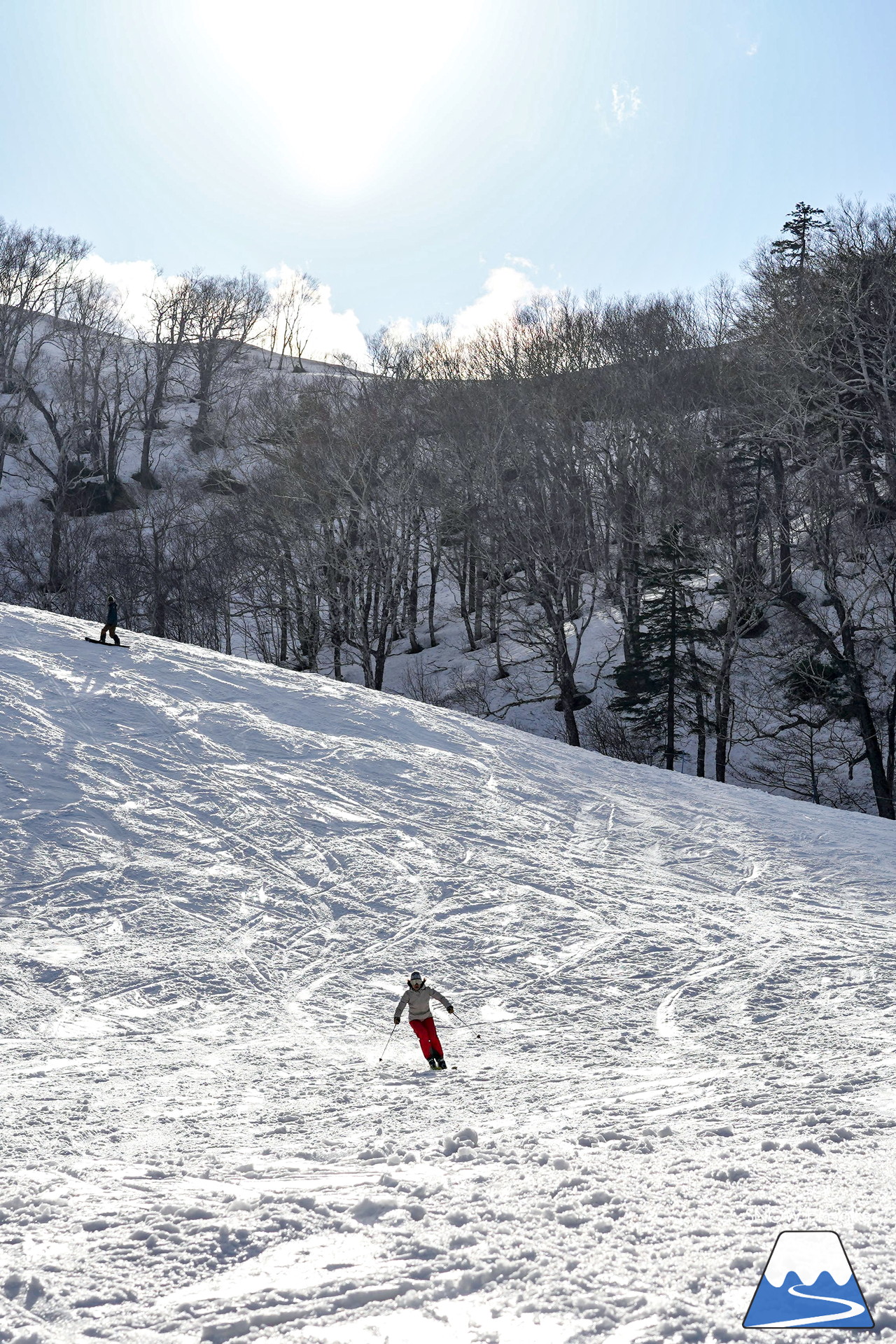 富良野スキー場 のんびりとした雰囲気漂う春のゲレンデ。そこに、サプライズゲスト・プロスキーヤー山木匡浩さん登場！